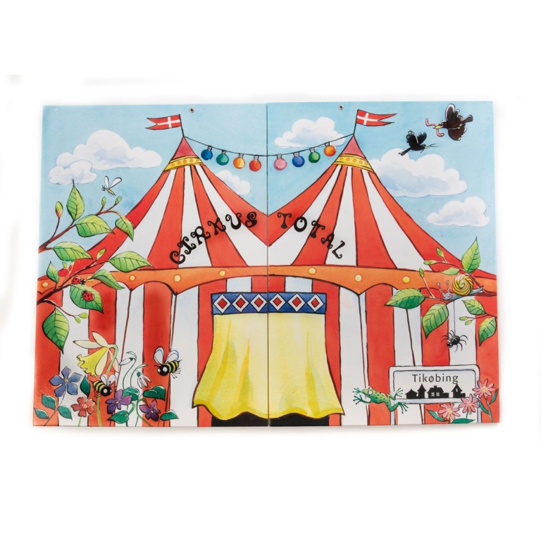 Alice Darville - Cirkus Total produkt billede - Et rødt og hvidt stribet cirkustelt med flag på toppen