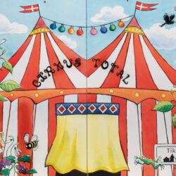 Pædagogisk Konsulent Alice Darville og Cirkus Total - Billede af et Cirkustelt med røde og hvide striber og flag på toppen