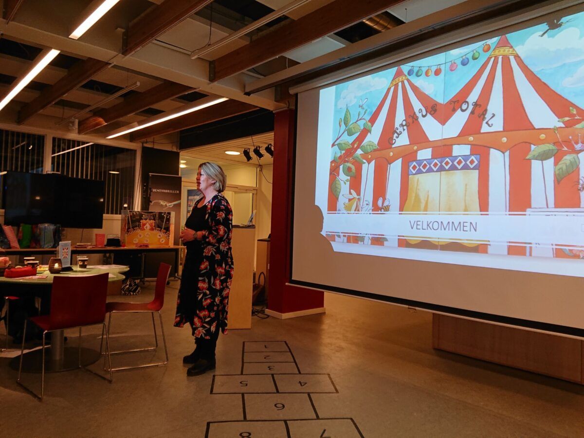 Pædagogisk Konsulent Alice Darville underviser pædagoger om læringsuniverset Cirkus Total i et klasseværelse