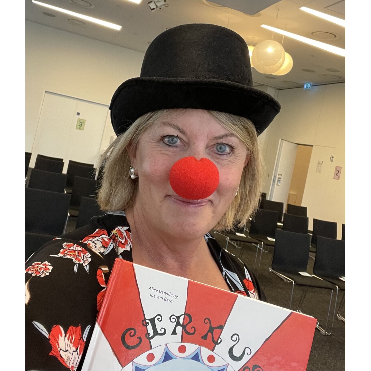 Pædagogisk Konsulent Alice Darville underviser i brugen af læringsværktøjet Cirkus total og er klædt ud som en klovn.