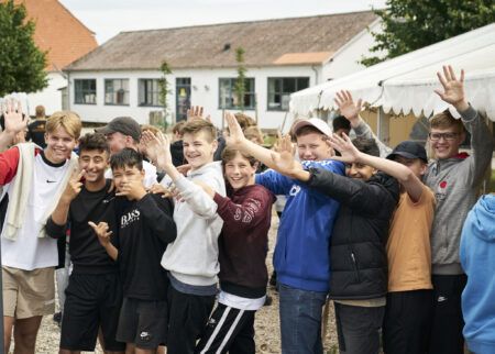 Løkkefonden afholder sommerlejr for drenge, der har det svært i skolen. Reportage og interviews